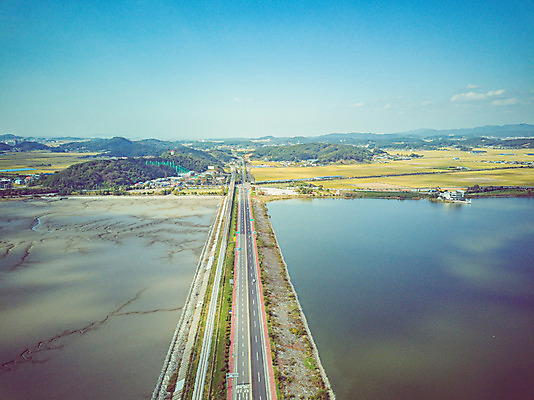 포토 JPG 주간 구름 여행 하늘 한국 풍경 사람없음 야외 하이앵글 가을 항공촬영 국내여행 군산 금강 전경 금강갑문 국내포토 자연요소 계절 아시아 뷰포인트 강 다리_건축물 전라북도 파일형식 탑뷰