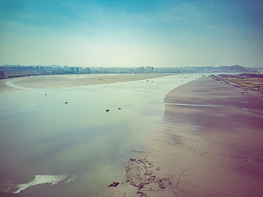 포토 JPG 주간 구름 여행 하늘 한국 풍경 사람없음 야외 하이앵글 가을 항공촬영 국내여행 군산 금강 전경 금강갑문 국내포토 자연요소 계절 아시아 뷰포인트 강 다리_건축물 전라북도 파일형식 탑뷰