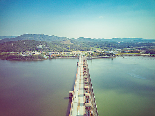 포토 JPG 주간 구름 여행 하늘 한국 풍경 사람없음 야외 하이앵글 가을 항공촬영 국내여행 군산 금강 전경 금강갑문 국내포토 자연요소 계절 아시아 뷰포인트 강 다리_건축물 전라북도 파일형식 탑뷰