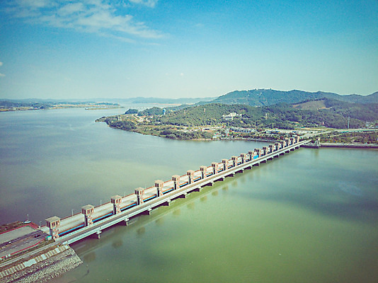 포토 JPG 주간 구름 여행 하늘 한국 풍경 사람없음 야외 하이앵글 가을 항공촬영 국내여행 군산 금강 전경 금강갑문 국내포토 자연요소 계절 아시아 뷰포인트 강 다리_건축물 전라북도 파일형식 탑뷰