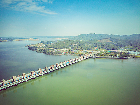 포토 JPG 주간 구름 여행 하늘 한국 풍경 사람없음 야외 하이앵글 가을 항공촬영 국내여행 군산 금강 전경 금강갑문 국내포토 자연요소 계절 아시아 뷰포인트 강 다리_건축물 전라북도 파일형식 탑뷰