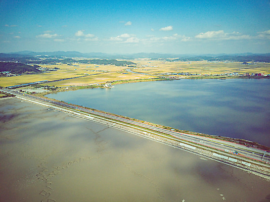 포토 JPG 주간 구름 여행 하늘 한국 풍경 사람없음 야외 하이앵글 가을 항공촬영 국내여행 군산 금강 전경 금강갑문 국내포토 자연요소 계절 아시아 뷰포인트 강 다리_건축물 전라북도 파일형식 탑뷰