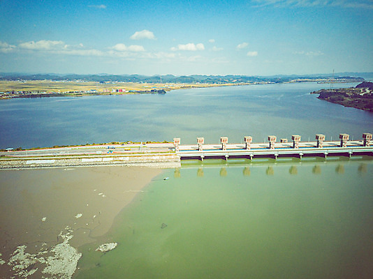 포토 JPG 주간 구름 여행 하늘 한국 풍경 사람없음 야외 하이앵글 가을 항공촬영 국내여행 군산 금강 전경 금강갑문 국내포토 자연요소 계절 아시아 뷰포인트 강 다리_건축물 전라북도 파일형식 탑뷰