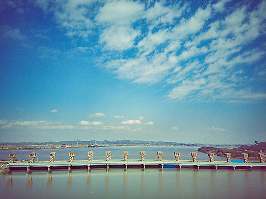 포토 JPG 주간 구름 여행 하늘 한국 풍경 사람없음 야외 하이앵글 가을 항공촬영 국내여행 군산 금강 전경 금강갑문 국내포토 자연요소 계절 아시아 뷰포인트 강 다리_건축물 전라북도 파일형식 탑뷰