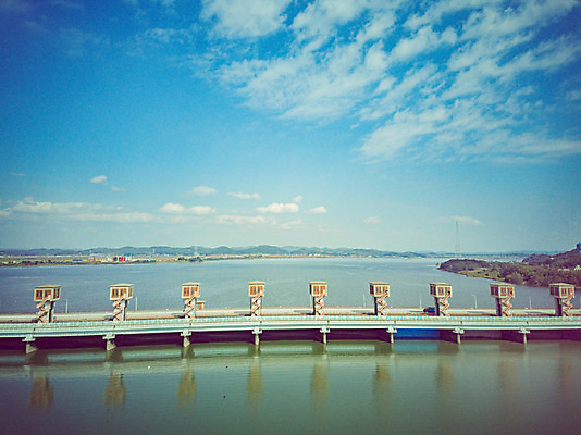 포토 JPG 주간 구름 여행 하늘 한국 풍경 사람없음 야외 하이앵글 가을 항공촬영 국내여행 군산 금강 전경 금강갑문 국내포토 자연요소 계절 아시아 뷰포인트 강 다리_건축물 전라북도 파일형식 탑뷰