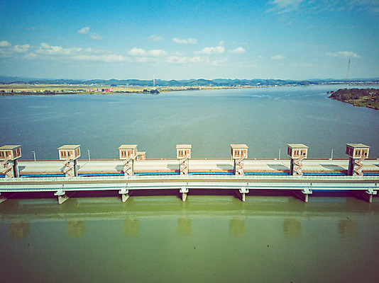 포토 JPG 주간 구름 여행 하늘 한국 풍경 사람없음 야외 하이앵글 가을 항공촬영 국내여행 군산 금강 전경 금강갑문 국내포토 자연요소 계절 아시아 뷰포인트 강 다리_건축물 전라북도 파일형식 탑뷰