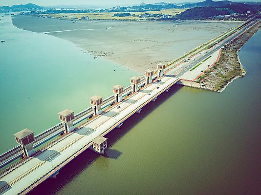포토 JPG 주간 여행 한국 풍경 사람없음 야외 하이앵글 가을 항공촬영 국내여행 군산 금강 전경 금강갑문 국내포토 자연요소 계절 아시아 뷰포인트 강 다리_건축물 전라북도 파일형식 탑뷰