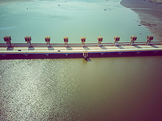 포토 JPG 주간 여행 한국 풍경 사람없음 야외 하이앵글 가을 항공촬영 국내여행 군산 금강 전경 금강갑문 국내포토 자연요소 계절 아시아 뷰포인트 강 다리_건축물 전라북도 파일형식 탑뷰