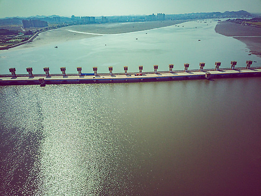 포토 JPG 주간 여행 한국 풍경 사람없음 야외 하이앵글 가을 항공촬영 국내여행 군산 금강 전경 금강갑문 국내포토 자연요소 계절 아시아 뷰포인트 강 다리_건축물 전라북도 파일형식 탑뷰