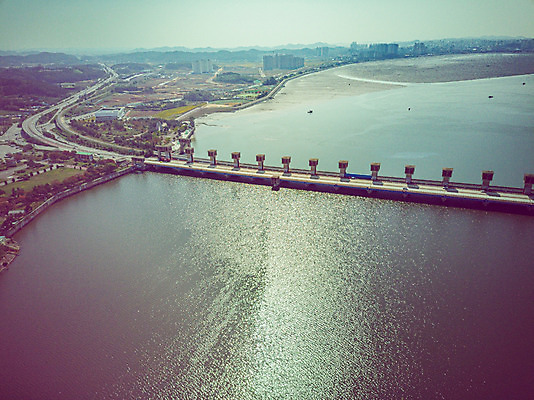 포토 JPG 주간 여행 한국 풍경 사람없음 야외 하이앵글 가을 항공촬영 국내여행 군산 금강 전경 금강갑문 국내포토 자연요소 계절 아시아 뷰포인트 강 다리_건축물 전라북도 파일형식 탑뷰