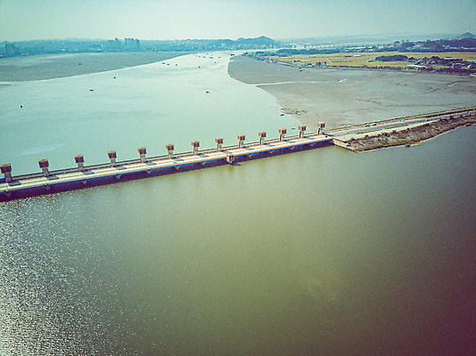 포토 JPG 주간 여행 한국 풍경 사람없음 야외 하이앵글 가을 항공촬영 국내여행 군산 금강 전경 금강갑문 국내포토 자연요소 계절 아시아 뷰포인트 강 다리_건축물 전라북도 파일형식 탑뷰