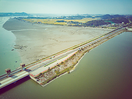 포토 JPG 주간 여행 한국 풍경 사람없음 야외 하이앵글 가을 항공촬영 국내여행 군산 금강 전경 금강갑문 국내포토 자연요소 계절 아시아 뷰포인트 강 다리_건축물 전라북도 파일형식 탑뷰