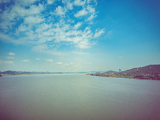 포토 JPG 주간 구름 여행 하늘 한국 풍경 사람없음 야외 하이앵글 가을 항공촬영 국내여행 군산 금강 전경 금강갑문 국내포토 자연요소 계절 아시아 뷰포인트 강 다리_건축물 전라북도 파일형식 탑뷰