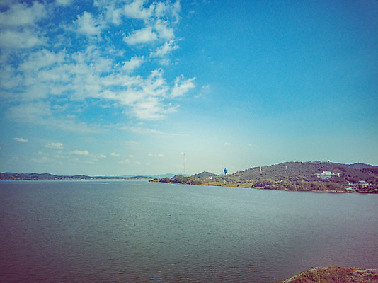 포토 JPG 주간 구름 여행 하늘 한국 풍경 사람없음 야외 하이앵글 가을 항공촬영 국내여행 군산 금강 전경 금강갑문 국내포토 자연요소 계절 아시아 뷰포인트 강 다리_건축물 전라북도 파일형식 탑뷰