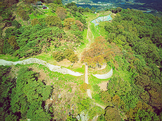 포토 JPG 주간 여행 한국 풍경 사람없음 야외 하이앵글 가을 항공촬영 국내여행 부여 전경 가림산성 성흥산 국내포토 자연요소 계절 아시아 뷰포인트 산 충청남도 산성 파일형식 탑뷰