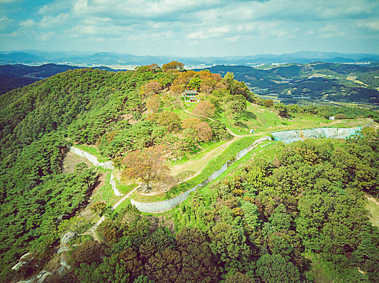 포토 JPG 주간 구름 여행 하늘 한국 풍경 사람없음 야외 하이앵글 가을 항공촬영 국내여행 부여 전경 가림산성 성흥산 국내포토 자연요소 계절 아시아 뷰포인트 산 충청남도 산성 파일형식 탑뷰