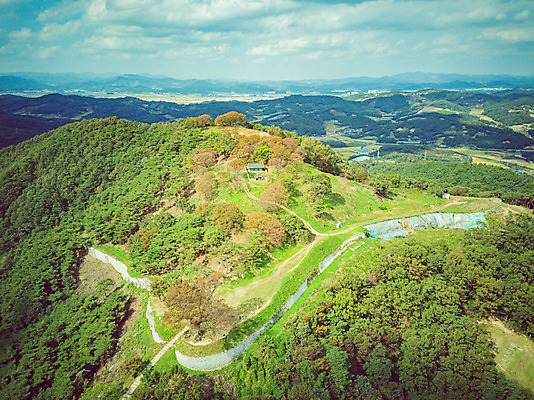 포토 JPG 주간 구름 여행 하늘 한국 풍경 사람없음 야외 하이앵글 가을 항공촬영 국내여행 부여 전경 가림산성 성흥산 국내포토 자연요소 계절 아시아 뷰포인트 산 충청남도 산성 파일형식 탑뷰