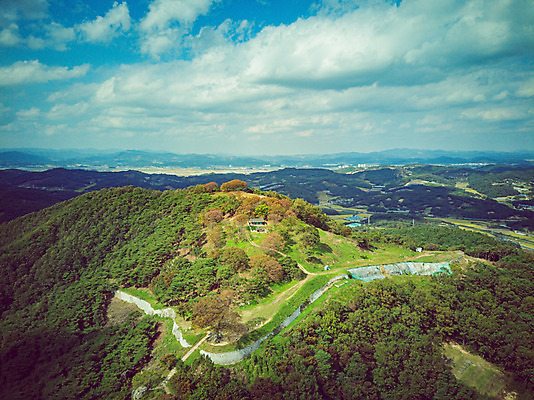 포토 JPG 주간 구름 여행 하늘 한국 풍경 사람없음 야외 하이앵글 가을 항공촬영 국내여행 부여 전경 가림산성 성흥산 국내포토 자연요소 계절 아시아 뷰포인트 산 충청남도 산성 파일형식 탑뷰