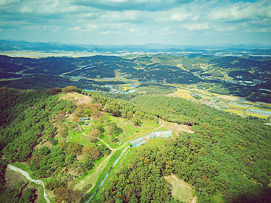 포토 JPG 주간 구름 여행 하늘 한국 풍경 사람없음 야외 하이앵글 가을 항공촬영 국내여행 부여 전경 가림산성 성흥산 국내포토 자연요소 계절 아시아 뷰포인트 산 충청남도 산성 파일형식 탑뷰