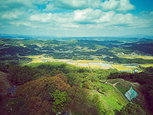 포토 JPG 주간 구름 여행 하늘 한국 풍경 사람없음 야외 하이앵글 가을 항공촬영 국내여행 부여 전경 가림산성 성흥산 국내포토 자연요소 계절 아시아 뷰포인트 산 충청남도 산성 파일형식 탑뷰
