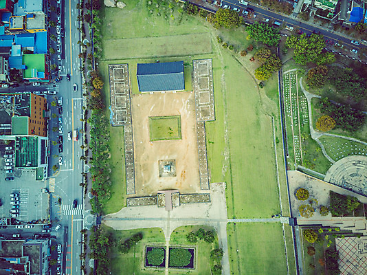 포토 JPG 주간 여행 한국 풍경 사람없음 야외 하이앵글 가을 항공촬영 국내여행 부여 부여정림사지 전경 국내포토 자연요소 계절 아시아 뷰포인트 충청남도 파일형식 탑뷰