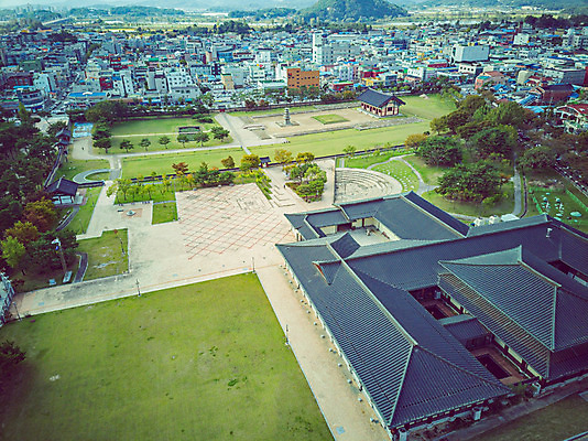 포토 JPG 주간 여행 한국 풍경 사람없음 야외 하이앵글 가을 항공촬영 국내여행 부여 부여정림사지 전경 국내포토 자연요소 계절 아시아 뷰포인트 충청남도 파일형식 탑뷰