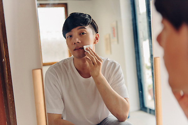 포토 JPG 라이프스타일 남자 맨라이프 아침 실내 한명 앉기 상반신 20대 성인 뒷모습 뷰티 반사 화장품 거울 한국인 즐거움 피부관리 닦기 스킨케어 화장솜 성인남자한명만 그루밍족 국내포토 주간 1 감정 뷰포인트 모션 사람 동양인 청년 내부 생활 화장용품 남자한명만 성인남자만 파일형식