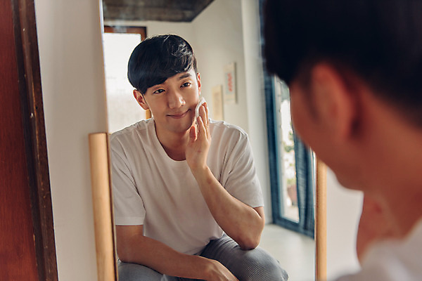 포토 JPG 라이프스타일 남자 맨라이프 아침 실내 한명 미소 앉기 상반신 20대 성인 뒷모습 뷰티 반사 화장품 거울 한국인 즐거움 피부관리 닦기 스킨케어 화장솜 성인남자한명만 그루밍족 국내포토 주간 1 감정 뷰포인트 모션 표정 사람 동양인 청년 내부 생활 화장용품 남자한명만 성인남자만 파일형식