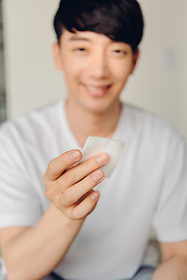 포토 JPG 라이프스타일 남자 맨라이프 아침 실내 한명 미소 앉기 상반신 20대 성인 앞모습 아웃포커스 뷰티 화장품 한국인 즐거움 피부관리 스킨케어 화장솜 성인남자한명만 그루밍족 국내포토 주간 1 감정 뷰포인트 모션 촬영기법 표정 사람 동양인 청년 내부 생활 화장용품 남자한명만 성인남자만 파일형식