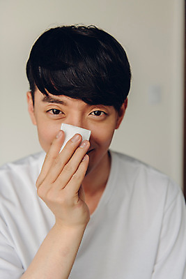 포토 JPG 라이프스타일 남자 맨라이프 아침 실내 한명 앉기 상반신 20대 성인 앞모습 뷰티 화장품 한국인 즐거움 피부관리 닦기 스킨케어 화장솜 성인남자한명만 그루밍족 국내포토 주간 1 감정 뷰포인트 모션 사람 동양인 청년 내부 생활 화장용품 남자한명만 성인남자만 파일형식