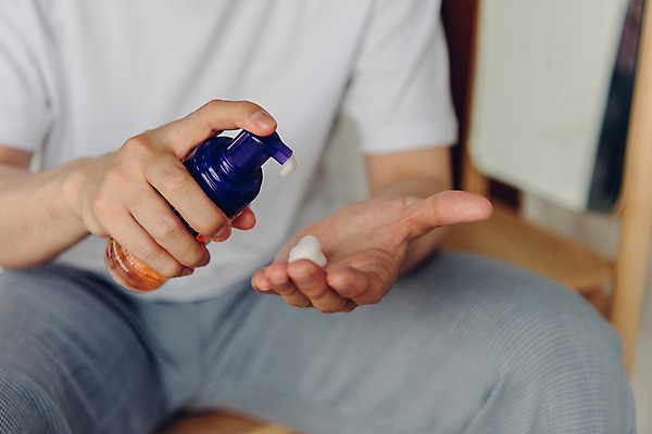 포토 JPG 라이프스타일 손 남자 맨라이프 아침 실내 한명 앉기 상반신 20대 성인 앞모습 신체부위 뷰티 화장품 거품 한국인 즐거움 피부관리 클렌징 클렌징폼 성인남자한명만 그루밍족 국내포토 주간 1 감정 뷰포인트 모션 사람 동양인 청년 내부 생활 청결 세안용품 남자한명만 성인남자만 파일형식