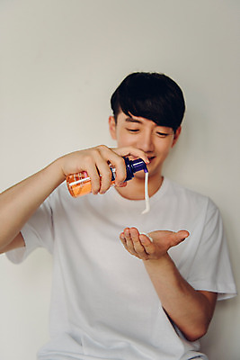 포토 JPG 라이프스타일 남자 맨라이프 아침 실내 한명 앉기 상반신 20대 성인 앞모습 뷰티 화장품 거품 한국인 즐거움 피부관리 클렌징 클렌징폼 성인남자한명만 그루밍족 국내포토 주간 1 감정 뷰포인트 모션 사람 동양인 청년 내부 생활 청결 세안용품 남자한명만 성인남자만 파일형식