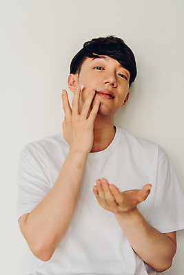 포토 JPG 라이프스타일 남자 맨라이프 아침 실내 한명 앉기 상반신 20대 성인 앞모습 뷰티 화장품 거품 한국인 즐거움 피부관리 바르기 클렌징 클렌징폼 성인남자한명만 그루밍족 국내포토 주간 1 감정 뷰포인트 모션 사람 동양인 청년 내부 생활 청결 세안용품 남자한명만 성인남자만 파일형식