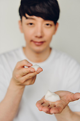 포토 JPG 라이프스타일 남자 맨라이프 아침 실내 한명 앉기 상반신 20대 성인 앞모습 아웃포커스 뷰티 화장품 거품 한국인 즐거움 피부관리 클렌징 클렌징폼 성인남자한명만 그루밍족 국내포토 주간 1 감정 뷰포인트 모션 촬영기법 사람 동양인 청년 내부 생활 청결 세안용품 남자한명만 성인남자만 파일형식