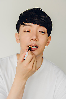 포토 JPG 라이프스타일 남자 맨라이프 아침 실내 한명 앉기 상반신 20대 성인 앞모습 뷰티 화장품 한국인 즐거움 피부관리 바르기 립밤 성인남자한명만 그루밍족 국내포토 주간 1 감정 뷰포인트 모션 사람 동양인 청년 내부 생활 남자한명만 성인남자만 파일형식