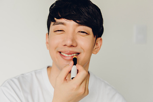 포토 JPG 라이프스타일 남자 맨라이프 아침 실내 한명 미소 앉기 상반신 20대 성인 앞모습 뷰티 화장품 한국인 즐거움 피부관리 바르기 립밤 성인남자한명만 그루밍족 국내포토 주간 1 감정 뷰포인트 모션 표정 사람 동양인 청년 내부 생활 남자한명만 성인남자만 파일형식