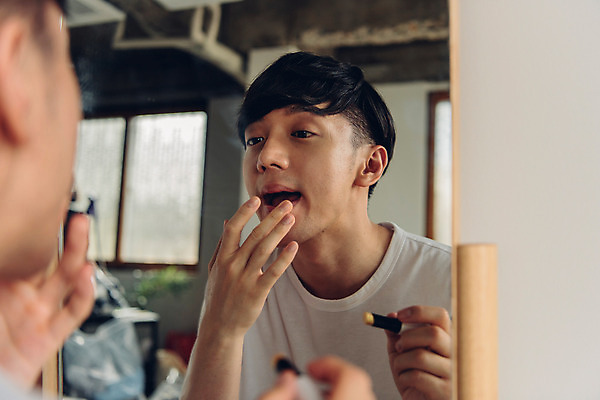 포토 JPG 라이프스타일 응시 남자 맨라이프 아침 실내 한명 앉기 상반신 20대 성인 뒷모습 뷰티 반사 화장품 거울 한국인 즐거움 피부관리 바르기 립밤 성인남자한명만 그루밍족 국내포토 주간 1 시선 감정 뷰포인트 모션 사람 동양인 청년 내부 생활 남자한명만 성인남자만 파일형식