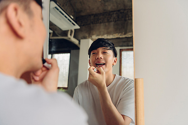 포토 JPG 라이프스타일 응시 남자 맨라이프 아침 실내 한명 앉기 상반신 20대 성인 뒷모습 뷰티 반사 화장품 거울 한국인 즐거움 피부관리 바르기 립밤 성인남자한명만 그루밍족 국내포토 주간 1 시선 감정 뷰포인트 모션 사람 동양인 청년 내부 생활 남자한명만 성인남자만 파일형식