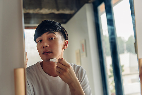 포토 JPG 라이프스타일 응시 남자 맨라이프 아침 실내 한명 앉기 상반신 20대 성인 앞모습 뷰티 반사 거울 한국인 즐거움 피부관리 면도 면도기 성인남자한명만 그루밍족 국내포토 주간 1 시선 감정 뷰포인트 모션 사람 동양인 청년 내부 생활 위생용품 남자한명만 성인남자만 파일형식