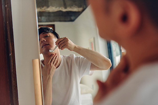 포토 JPG 라이프스타일 남자 맨라이프 아침 실내 한명 앉기 상반신 20대 성인 뒷모습 아웃포커스 뷰티 반사 거울 한국인 즐거움 피부관리 면도 면도기 성인남자한명만 그루밍족 국내포토 주간 1 감정 뷰포인트 모션 촬영기법 사람 동양인 청년 내부 생활 위생용품 남자한명만 성인남자만 파일형식