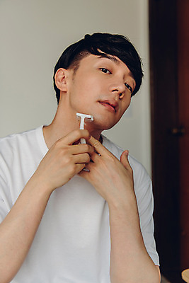 포토 JPG 라이프스타일 남자 맨라이프 아침 실내 한명 앉기 상반신 20대 성인 앞모습 뷰티 한국인 즐거움 피부관리 면도 면도기 성인남자한명만 그루밍족 국내포토 주간 1 감정 뷰포인트 모션 사람 동양인 청년 내부 생활 위생용품 남자한명만 성인남자만 파일형식