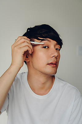 포토 JPG 라이프스타일 남자 맨라이프 아침 실내 한명 앉기 상반신 20대 성인 앞모습 뷰티 한국인 즐거움 피부관리 눈썹정리 눈썹칼 성인남자한명만 그루밍족 국내포토 주간 1 감정 뷰포인트 모션 사람 동양인 청년 내부 생활 화장용품 정리 남자한명만 성인남자만 파일형식