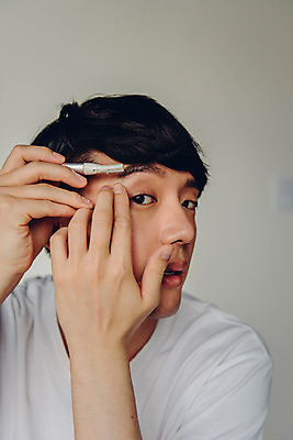 포토 JPG 라이프스타일 남자 맨라이프 아침 실내 한명 앉기 상반신 20대 성인 앞모습 뷰티 한국인 즐거움 피부관리 눈썹정리 눈썹칼 성인남자한명만 그루밍족 국내포토 주간 1 감정 뷰포인트 모션 사람 동양인 청년 내부 생활 화장용품 정리 남자한명만 성인남자만 파일형식