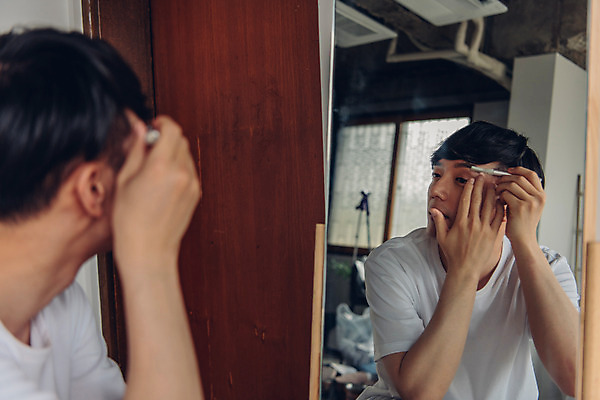 포토 JPG 라이프스타일 남자 맨라이프 아침 실내 한명 앉기 상반신 20대 성인 옆모습 뷰티 한국인 즐거움 피부관리 눈썹정리 눈썹칼 성인남자한명만 그루밍족 국내포토 주간 1 감정 뷰포인트 모션 사람 동양인 청년 내부 생활 화장용품 정리 남자한명만 성인남자만 파일형식