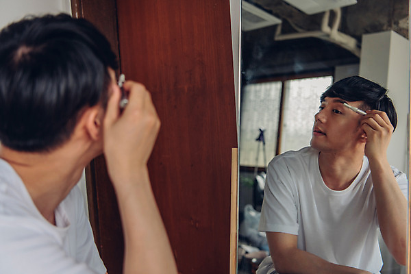 포토 JPG 라이프스타일 남자 맨라이프 아침 실내 한명 앉기 상반신 20대 성인 옆모습 뷰티 한국인 즐거움 피부관리 눈썹정리 눈썹칼 성인남자한명만 그루밍족 국내포토 주간 1 감정 뷰포인트 모션 사람 동양인 청년 내부 생활 화장용품 정리 남자한명만 성인남자만 파일형식