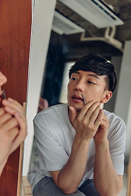 포토 JPG 라이프스타일 남자 맨라이프 아침 실내 한명 앉기 상반신 20대 성인 뒷모습 뷰티 반사 거울 한국인 즐거움 피부관리 다듬기 코털 코털가위 성인남자한명만 그루밍족 국내포토 주간 1 감정 뷰포인트 모션 가위_도구 털 사람 동양인 청년 내부 생활 남자한명만 성인남자만 파일형식