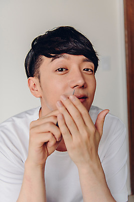 포토 JPG 라이프스타일 남자 맨라이프 아침 실내 한명 앉기 상반신 20대 성인 앞모습 뷰티 한국인 즐거움 피부관리 다듬기 코털 코털가위 성인남자한명만 그루밍족 국내포토 주간 1 감정 뷰포인트 모션 가위_도구 털 사람 동양인 청년 내부 생활 남자한명만 성인남자만 파일형식