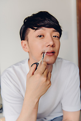 포토 JPG 라이프스타일 남자 맨라이프 아침 실내 한명 앉기 상반신 20대 성인 앞모습 뷰티 한국인 즐거움 피부관리 다듬기 코털 코털가위 성인남자한명만 그루밍족 국내포토 주간 1 감정 뷰포인트 모션 가위_도구 털 사람 동양인 청년 내부 생활 남자한명만 성인남자만 파일형식