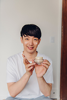 포토 JPG 라이프스타일 남자 맨라이프 아침 실내 한명 앉기 상반신 20대 성인 앞모습 뷰티 화장품 한국인 즐거움 피부관리 바르기 보여주기 수분크림 성인남자한명만 그루밍족 국내포토 주간 1 감정 뷰포인트 모션 사람 동양인 청년 내부 생활 남자한명만 성인남자만 파일형식