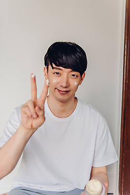 포토 JPG 라이프스타일 남자 맨라이프 아침 실내 한명 앉기 상반신 20대 성인 앞모습 뷰티 화장품 한국인 즐거움 피부관리 브이 바르기 수분크림 성인남자한명만 그루밍족 국내포토 주간 1 감정 뷰포인트 모션 사람 동양인 손짓 청년 내부 생활 남자한명만 성인남자만 파일형식